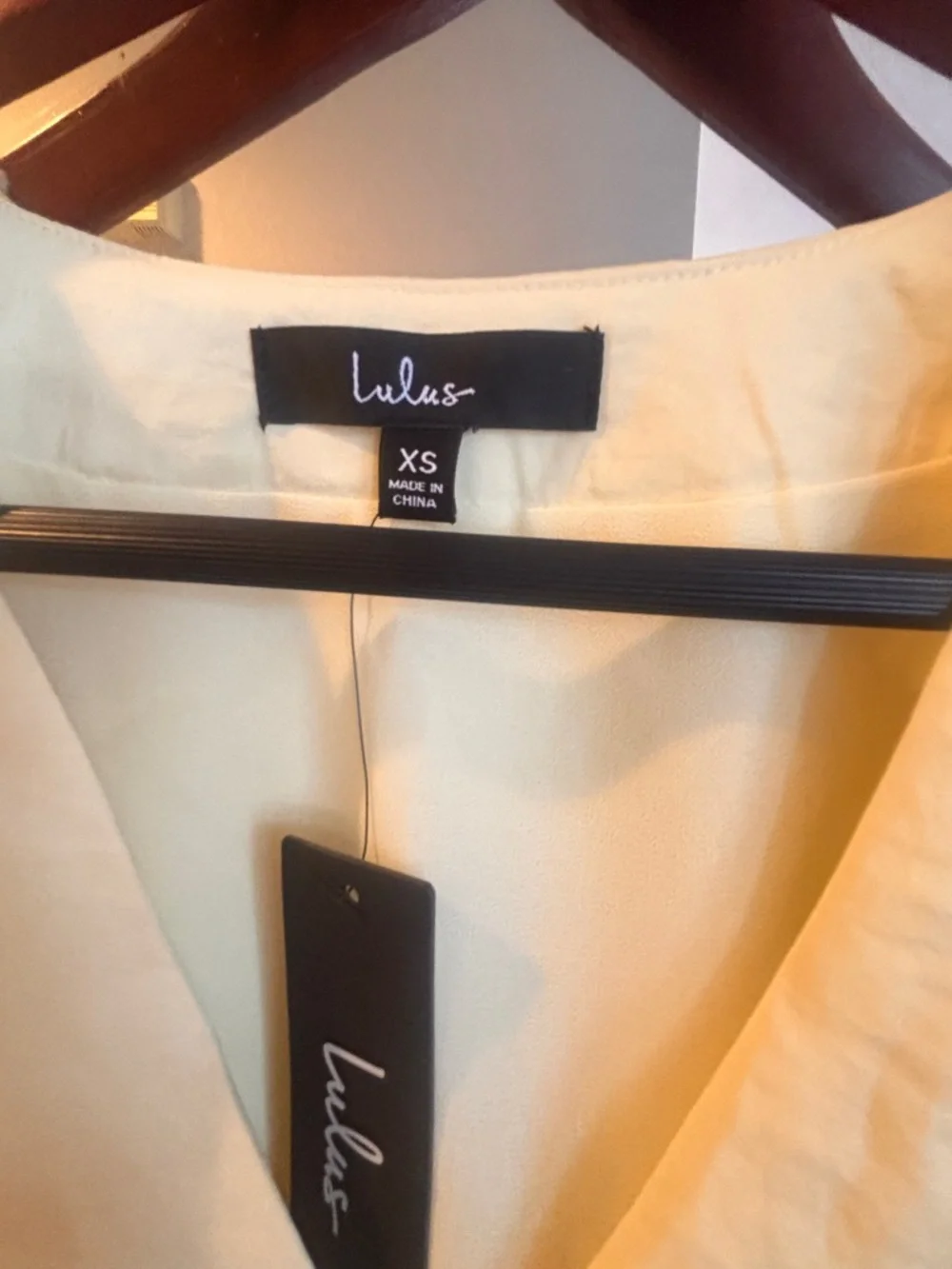 ⭐️NEW Lulu’s Pale Yellow V-Neck Puff Sleeve Smocked Peplum Top - Picture 3 of 4